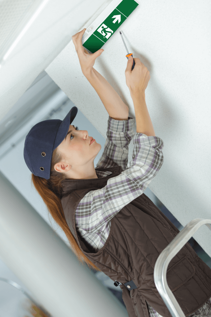 2020-11-30-AdobeStock_218414671-Frau-an-Leuchte-ohne-Logo-683×1024